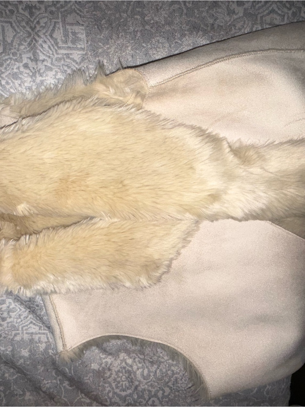 Women’s Cream shearling vest with Faux Fur Trim reversible. Excellent condition